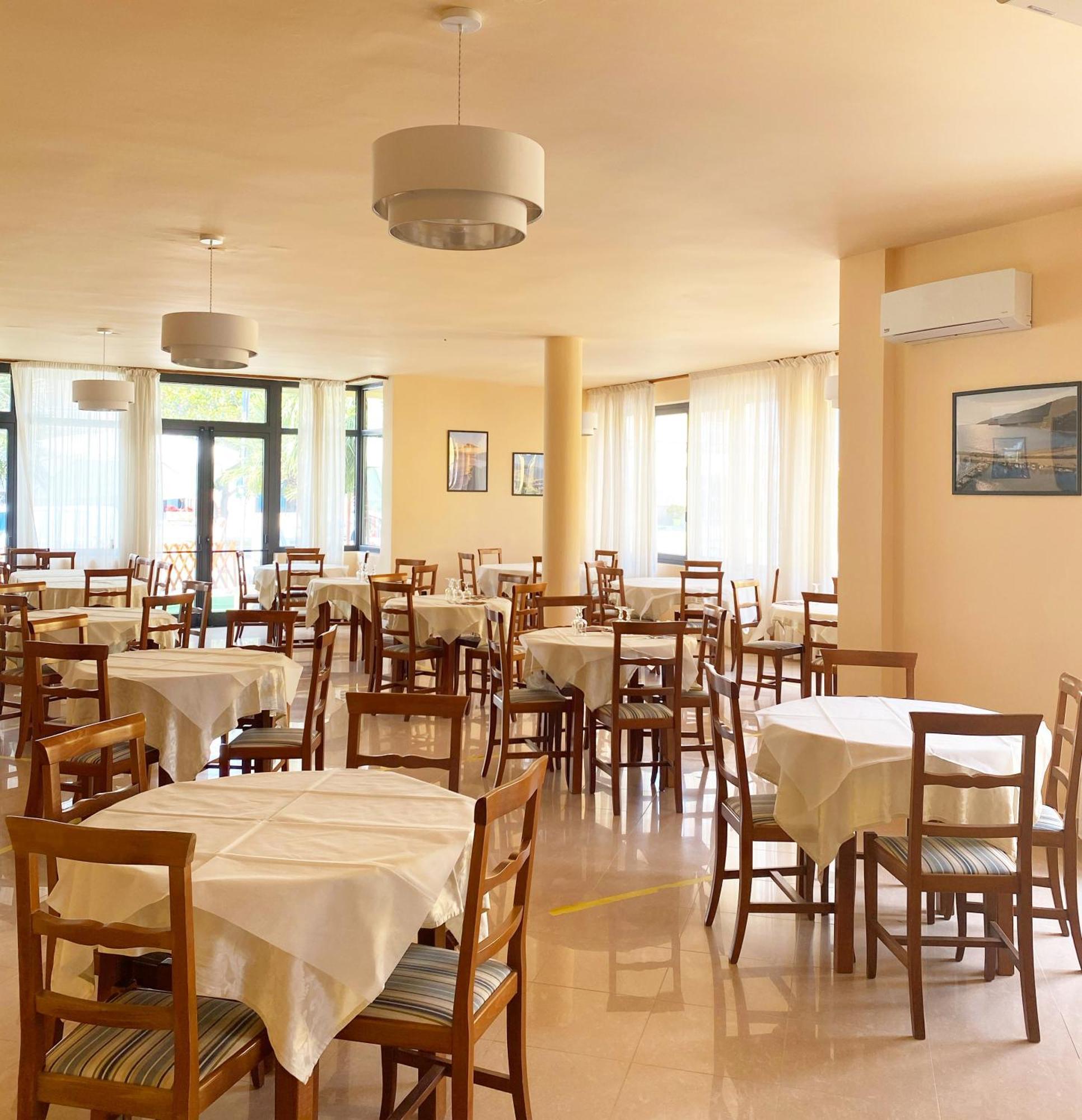 Hotel Europa Казал Велино Екстериор снимка